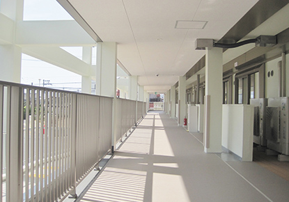外光が差し込む廊下|小松里苑|光生会